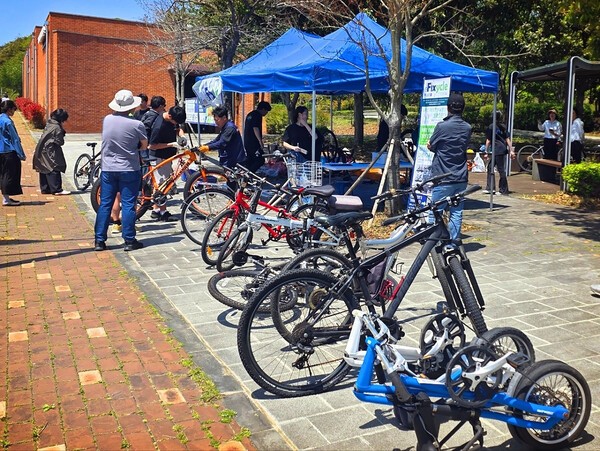 수리를 기다리는 자전거. ⓒ이혜인