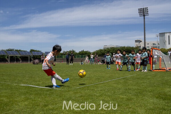 두드림FC와 바모스FC의 유치부 결승전 코너킥 장면/사진=미디어제주