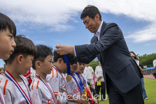 고승영 미디어제주 대표가 유치부와 초등 1학년부 통합 우승을 차지한 두드림FC에게 메달을 걸어주고 있다/사진=미디어제주