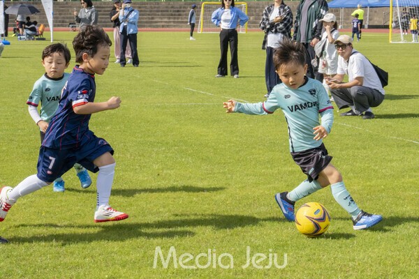 지난 17일 제주시 애향운동장에서 치러진 제17회 미디어제주기 전도유소년축구대회의 모습들. /사진=미디어제주.