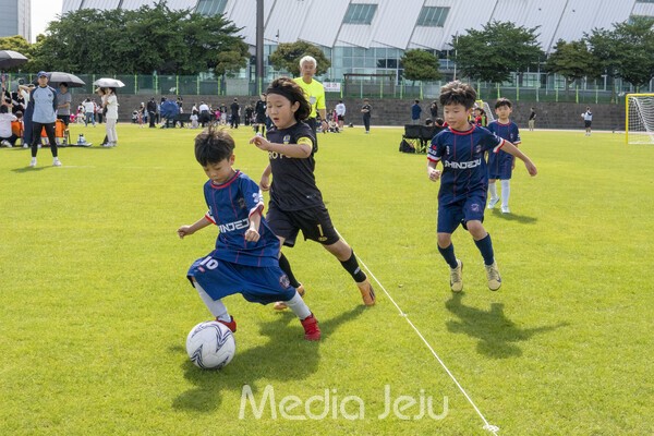 지난 17일 제주시 애향운동장에서 치러진 제17회 미디어제주기 전도유소년축구대회의 모습들. /사진=미디어제주.