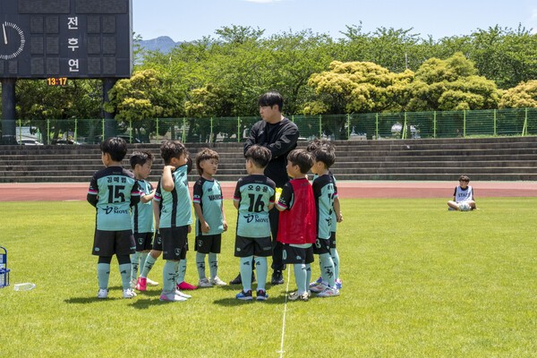 지난 17일 제주시 애향운동장에서 치러진 제17회 미디어제주기 전도유소년축구대회의 모습들. /사진=미디어제주.