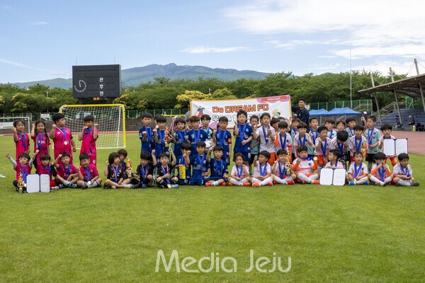 지난 17일 제주시 애향운동장에서 치러진 제17회 미디어제주기 전도유소년축구대회의 모습들. /사진=미디어제주.