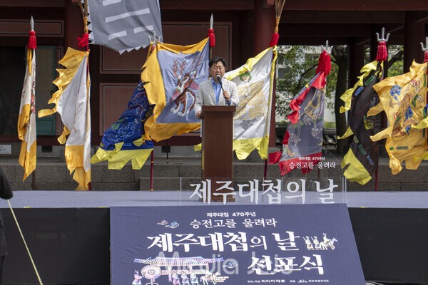 27일 제주목 관아에서 열린 제주대첩의날 선포식 '승전보를 울려라'에서 오영훈 제주도지사가 기념사를 낭독하고 있다. /사진=미디어제주.