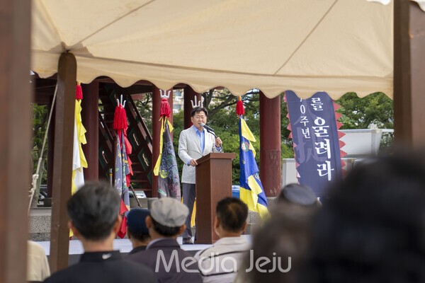 27일 제주목 관아에서 열린 제주대첩의날 선포식 '승전보를 울려라'에서 오영훈 제주도지사가 기념사를 낭독하고 있다. /사진=미디어제주.
