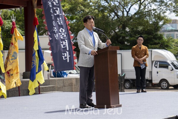 27일 제주목 관아에서 열린 제주대첩의날 선포식 '승전보를 울려라'에서 오영훈 제주도지사가 기념사를 낭독하고 있다. /사진=미디어제주.