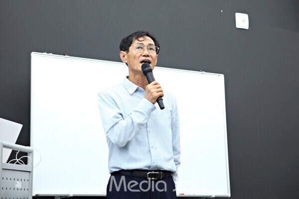 강민부 제주콘텐츠진흥원장이 13일 제주콘텐츠진흥원 머들코지에서 제주학연구센터 광복 80주년 특강 ‘미디어의 기록으로 만나는 제주’를 진행했다/사진=미디어제주