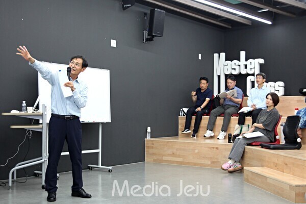 강민부 제주콘텐츠진흥원장이 13일 제주콘텐츠진흥원 머들코지에서 제주학연구센터 광복 80주년 특강 ‘미디어의 기록으로 만나는 제주’를 진행했다/사진=미디어제주
