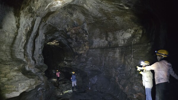 오는 26일부터 시작되는 ‘2025 제주 국가유산 방문의 해’ 시즌4에서는 한라산 백록담 분출 화산에 의해 형성된 구린굴 특별탐방 프로그램이 새롭게 선보인다. /사진=제주특별자치도 세게유산본부