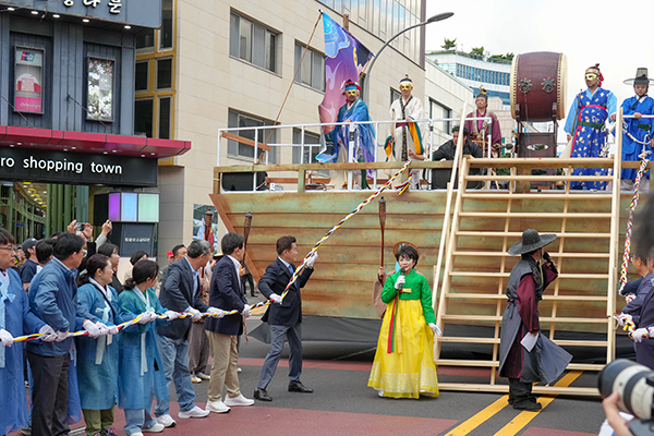 2024년 10월 5일, 제주시 원도심 일대에서 진행되고 있는 제63회 탐라문화제 퍼레이드. /사진=제주특별자치도.