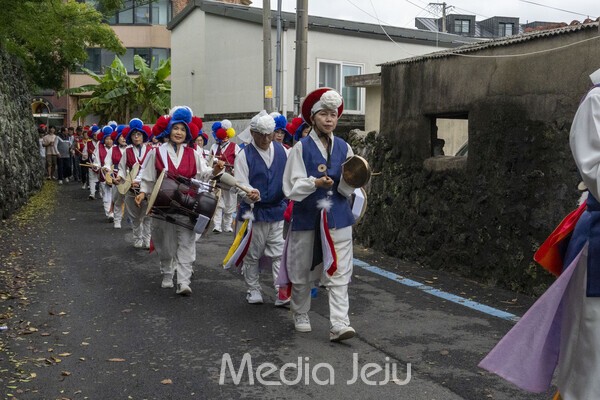 27일 막을 올린 제4회 화북포구문화제에서 거리 퍼레이드가 열리고 있다. /사진=미디어제주.