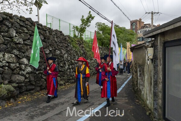 27일 화북포구에서 열린 화북포구문화제에서 목사 행렬 길트기 퍼레이드가 열리고 있는 모습. /사진=미디어제주.