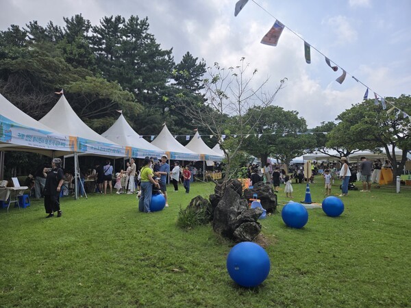 9월 28일 일요일, 한라도서관 잔디마당에서 '2025 책문화동아리 축제'가 열렸다.