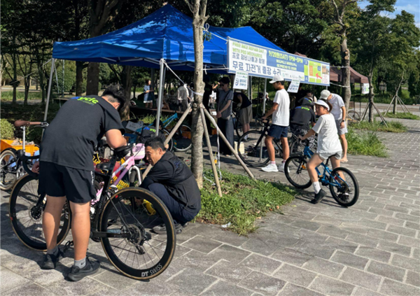 올해 9월 20일 진행한 영어교육도시 제2회 무료자전거출장수리 행사.