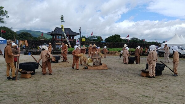 남방애 찧기 재현장면