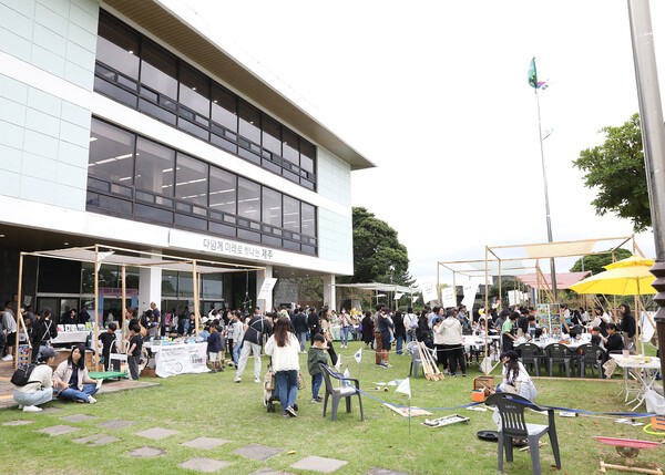 제9회 제주독서대전이 오는 24일부터 26일까지 사흘간 우당도서관 일원에서 ‘책에 폭삭 빠졋수다’라는 주제로 열린다. 사진은 지난해 열린 제주독서대전 개막행사 모습. /사진=제주시