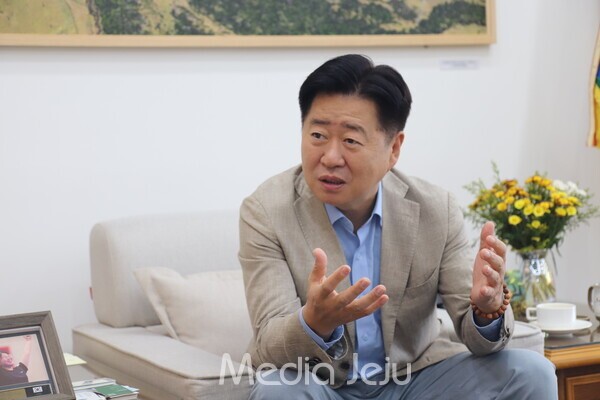 오영훈 제주도지사가 '미디어제주' 창간 21주년 특별 대담에 나서고 있다. /사진=미디어제주.