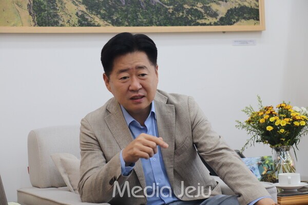 오영훈 제주도지사가 '미디어제주' 창간 21주년 특별 대담에 나서고 있다. /사진=미디어제주.