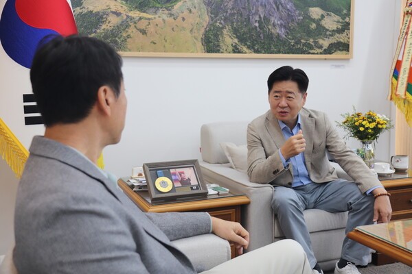 오영훈 제주도지사가 '미디어제주' 창간 21주년 특별 대담에 나서고 있다. /사진=미디어제주.