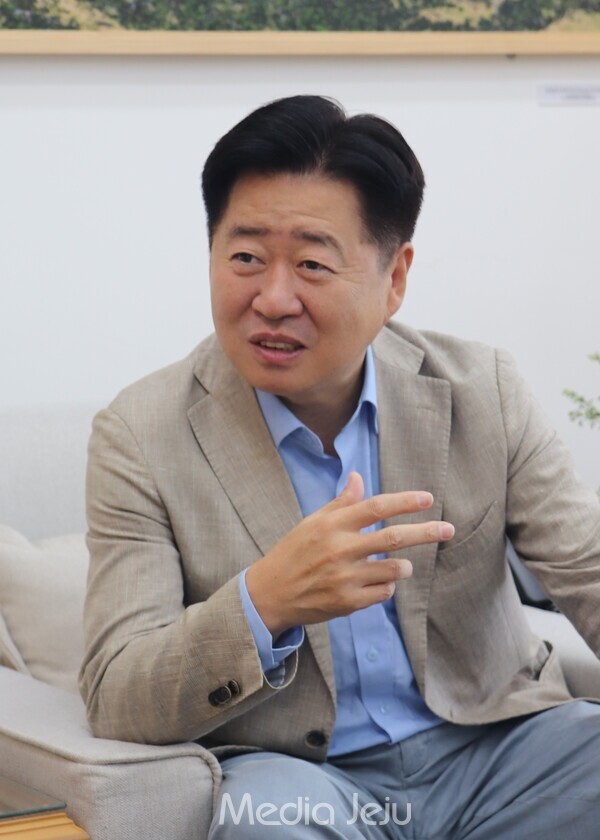 오영훈 제주도지사가 '미디어제주' 창간 21주년 특별 대담에 나서고 있다. /사진=미디어제주.