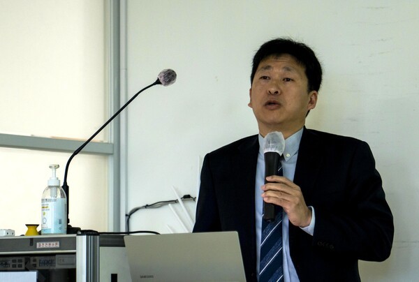 28일 제주벤처마루 세미나실에서 열린 제주대첩 470주년 기념 학술세미나에서 첫번째 주제발표에 나선 윤성익 경희대 강사가 ‘1555년 제주대첩의 역사성과 의의’를 주제로 발표를 진행하고 있다. /사진=미디어제주