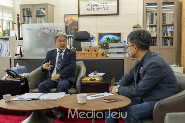제주도의회 이상봉 의장이 '미디어제주'와 대담에 나서고 있다. /사진=미디어제주.