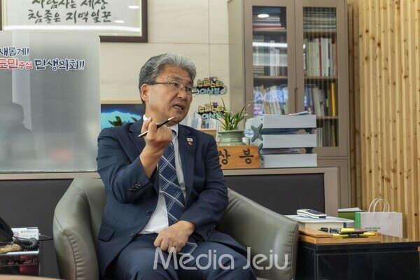 제주도의회 이상봉 의장. /사진=미디어제주.