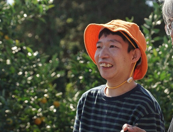 난생 처음 감귤원에서 감귤따기 체험을 해 본 이준협씨. ⓒ제주장애인주간활동센터