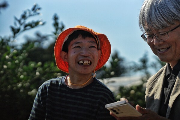 귤을 맛있게 먹게 해준 이들에게 고맙다는 말을 전하는 이준협씨. ⓒ제주장애인주간활동센터