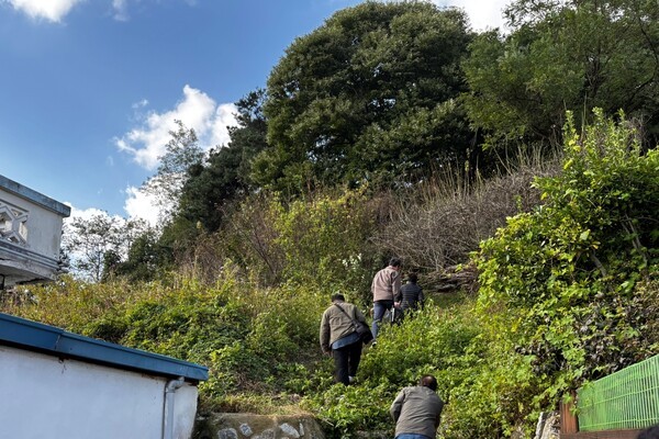 제주4.3도민연대 광주순례단 일행이 한국전쟁 발발 직전 광주형무소에 수감돼 있던 보도연맹과 여순사건, 4.3사건 관련 재소자들이 학살된 곳 중 하나인 장구봉 기슭을 오르고 있다. /사진=미디어제주