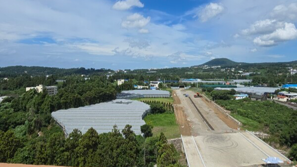 2025.7.30. 공사가 진행 중인 서귀포시 도시우회도로 사업 현장.  2025년 11월 6일 기준, 공사는 멈췄으며 주변 정리 작업만 진행되고 있다. (사진=미디어제주)