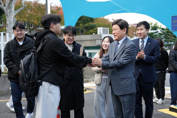 제주제일고등학교 앞, 김광수 제주특별자치도교육감이 수험생을 격려하고 있다. (사진=제주도교육청)