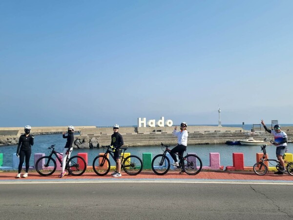 지난 3월 21일부터 27일까지 싱가포르 자전거 동호회 회원들이 제주 일주 여행에 나선 모습. /사진=제주관광공사