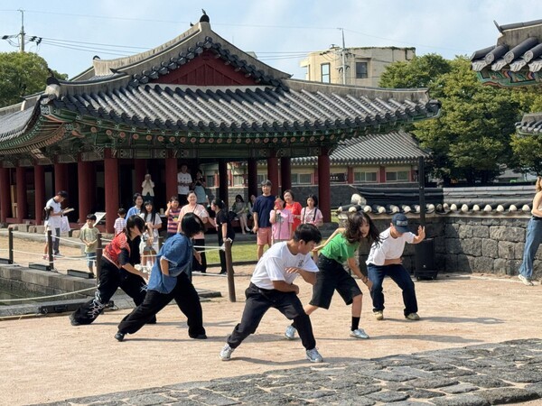 지난 9월 ‘퍼플페스타 인 제주(Purple Festa in Jeju)’ 행사 중 제주 목관아에서 참가자들이 댄스 삼매경에 빠진 모습. /사진=제주관광공사