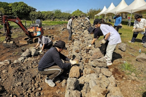 사진은 지난해 4월 제1회 돌챙이 축제에 참가한 이들이 돌담을 쌓고 있는 모습./사진=미디어제주