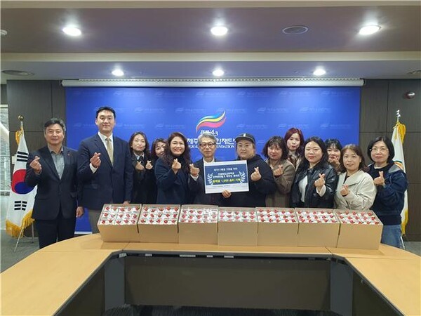 신성여자고등학교 ‘모루꽃 만들기’ 학부모 동아리 회원들이 지난 17일 4.3평화재단에 손뜨개로 만든 동백꽃 1000송이를 기탁했다. /사진=제주4.3평화재단