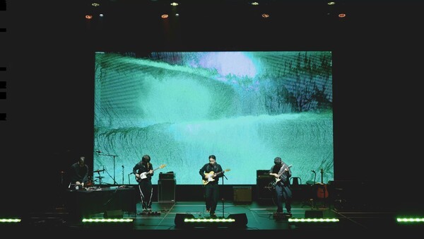 지난 15일  ‘Be IN;’ 공연장에서 열린 2025 제주뮤직위켄드에서 제주음악창작소의 ‘음반 제작지원 프로그램’ 선정 뮤지션인 다이노소어러닝클럽의 쇼케이스가 진행되고 있다. /사진=제주콘텐츠진흥원