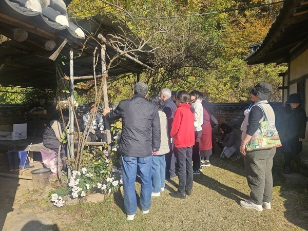 안동평화순례단이 문상길 중위 생가의 현 주인과 대화를 나누고 있다. ⓒ예수살이공동체