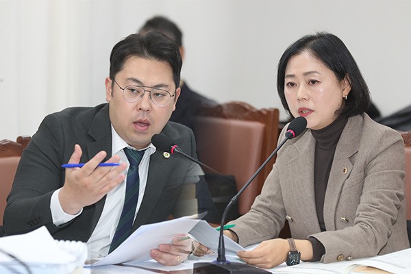 제주도의회 한동수 의원(왼쪽)과 이승아 의원.