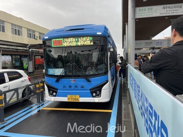 사진은 서광로의 중앙버스전용차로에서 운행 중인 버스의 모습./사진=미디어제주.