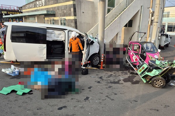 지난 24일 우도 연평리 천진항 인근에서 발생한 렌터카 승합차 돌진 사고 현장. /사진=우도 주민 제공.