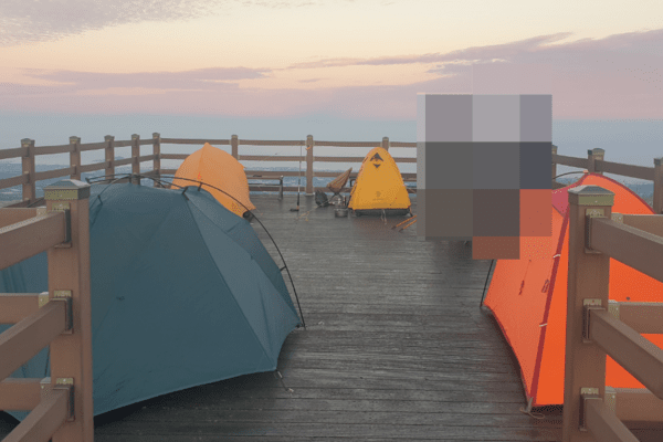 최근 노꼬메오름 정상 데크에서 캠핑이 이뤄지던 모습. 데크 대부분의 공간을 텐트가 차지하고 있다. /사진=제주도청 홈페이지 게시판 갈무리.