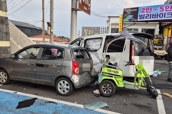 지난 24일 우도 연평리 천진항 인근에서 발생한 렌터카 승합차 돌진 사고 현장. /사진=우도 주민 제공.