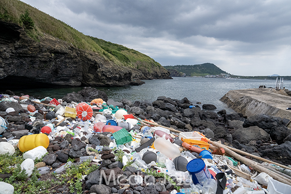 지난 2024년 차귀도 해안가에 쓰레기가 쌓여 있는 모습. /사진=미디어제주.