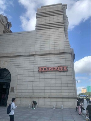 과거의 흔적과 대화하며, 미래의 평화를 희망한다