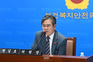 질문하는 기자들 입에 자물쇠를? "기자에게 무례한 질문은 없다"