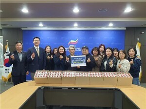 동백꽃에 한 땀 한 땀 새겨낸 평화·인권의 메시지