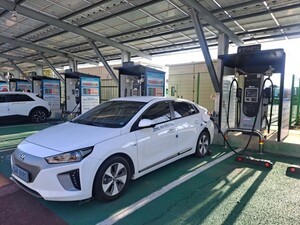 전기차 보조금 삭감, 수소차 인프라 부족 ... 관련 정책 갈팡질팡