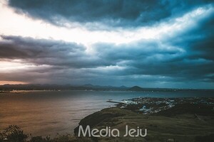 [속보] 우도서 천진항에서 승합차 급발진 추정 ...다수 사상자 발생